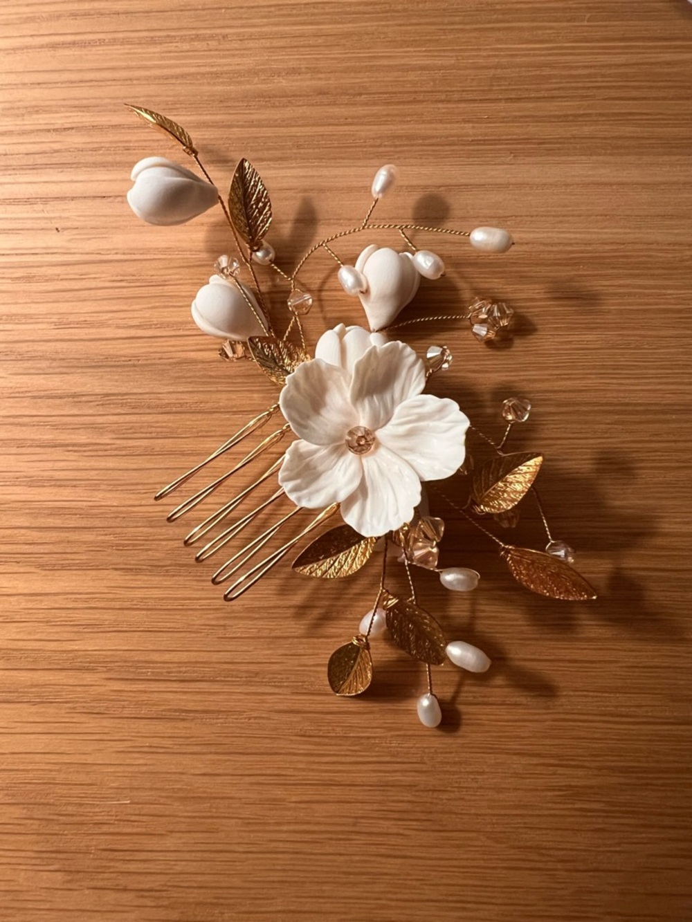 Davie & Chiyo - Elegant White Floral Hair Comb with Gold Leaves